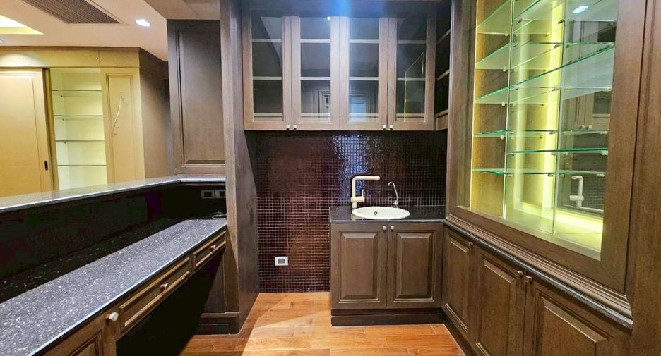 For rent and for sale 3 bedrooms townhouse in Watthana, Bangkok