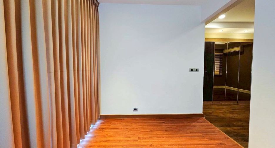 For rent and for sale 3 bedrooms townhouse in Watthana, Bangkok