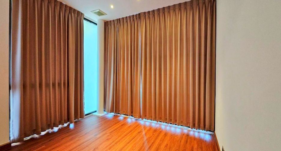 For rent and for sale 3 bedrooms townhouse in Watthana, Bangkok