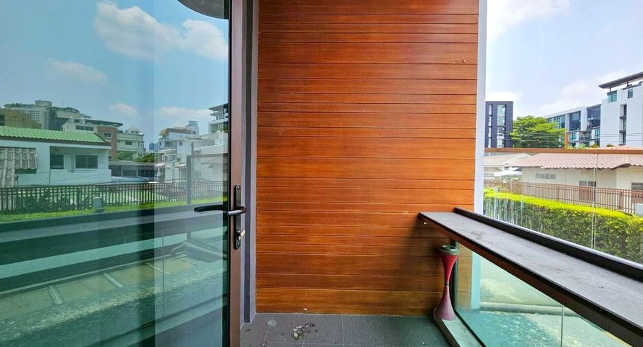 For rent and for sale 3 bedrooms townhouse in Watthana, Bangkok