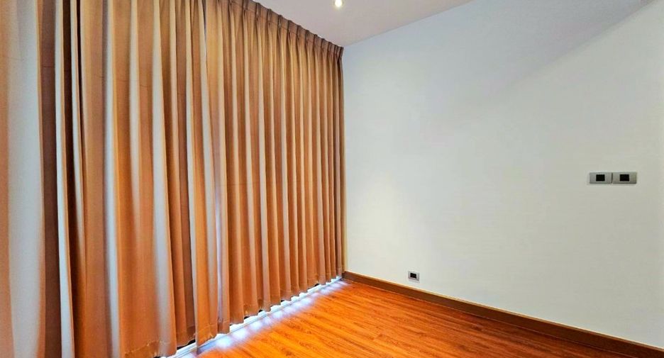 For rent and for sale 3 bedrooms townhouse in Watthana, Bangkok
