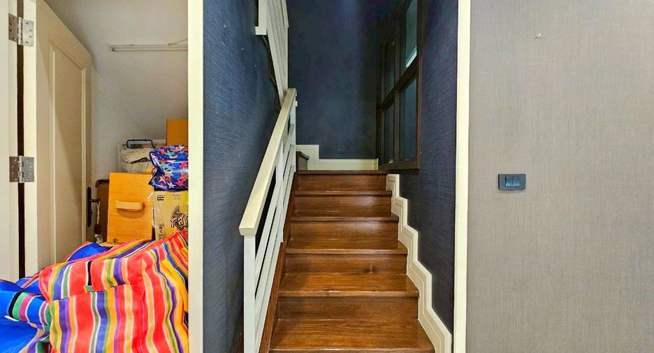 For rent and for sale 3 bedrooms townhouse in Watthana, Bangkok