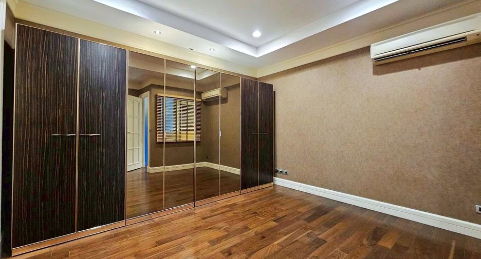 For rent and for sale 3 bedrooms townhouse in Watthana, Bangkok