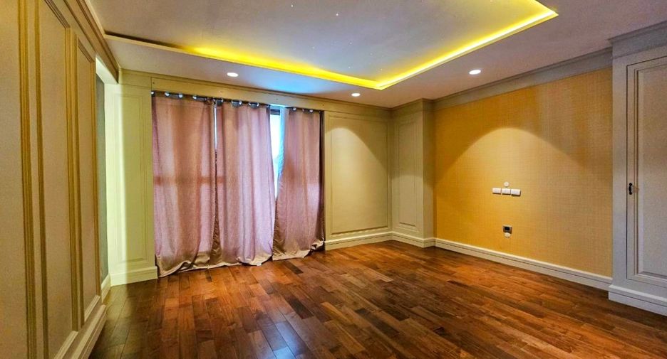 For rent and for sale 3 bedrooms townhouse in Watthana, Bangkok