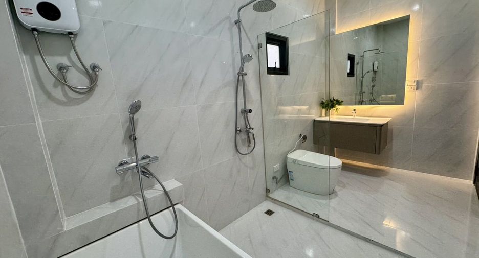 For sale 5 bedrooms villa in Saraphi, Chiang Mai