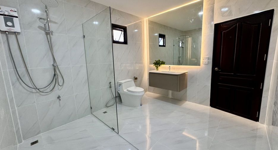 For sale 5 bedrooms villa in Saraphi, Chiang Mai