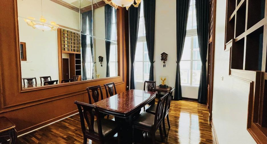 For rent 4 bedrooms townhouse in Watthana, Bangkok