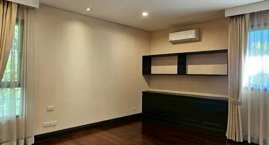 For rent 5 bedrooms house in Khlong Toei, Bangkok