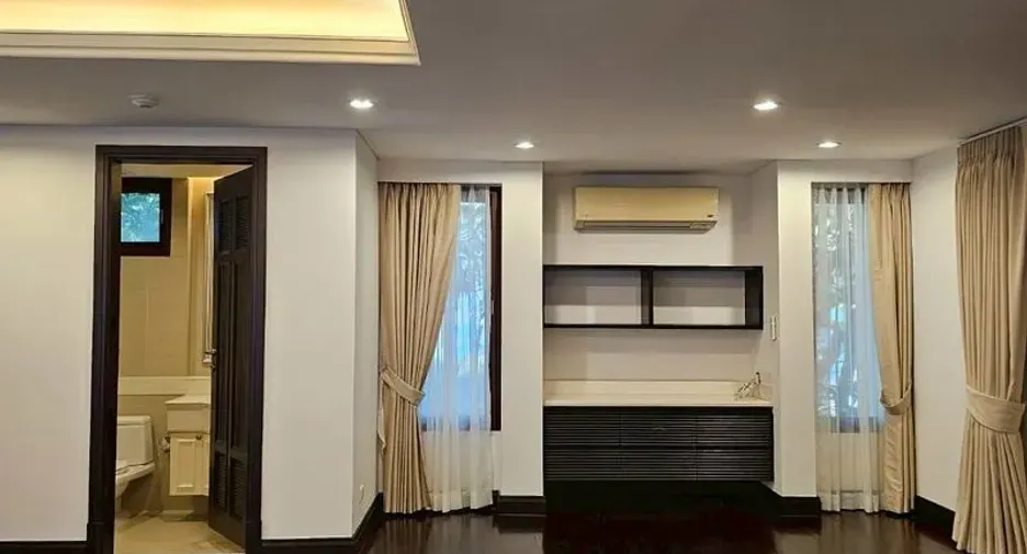 For rent 5 bedrooms house in Khlong Toei, Bangkok
