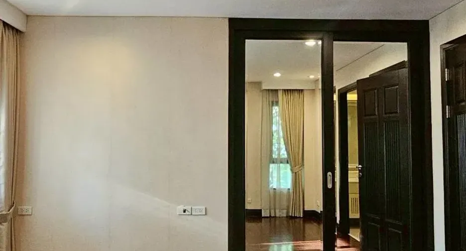 For rent 5 bedrooms house in Khlong Toei, Bangkok