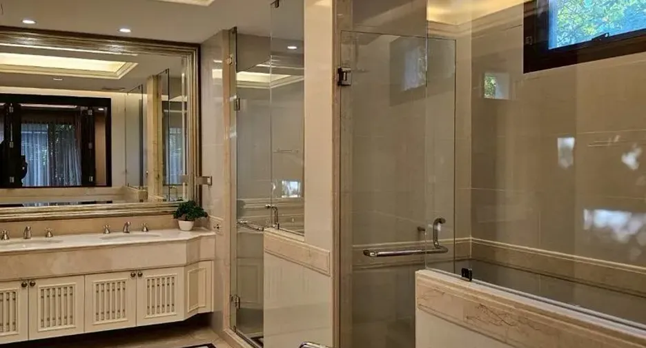 For rent 5 bedrooms house in Khlong Toei, Bangkok