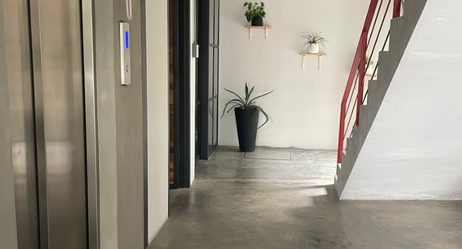 For sale 8 bedrooms retail Space in Khlong Toei, Bangkok