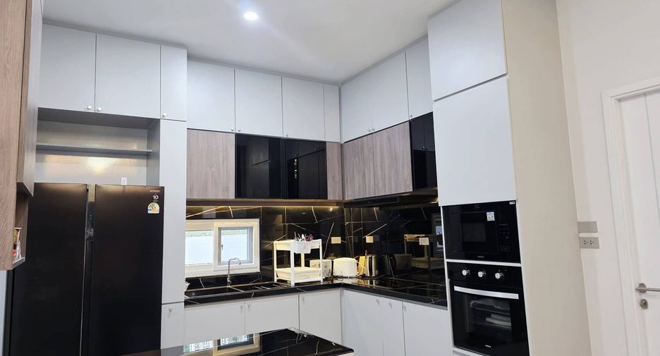 Casa en alquiler de 4 habitaciones en Bang Lamung, Chonburi