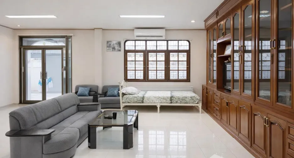 For sale 3 bedrooms house in Khlong San, Bangkok