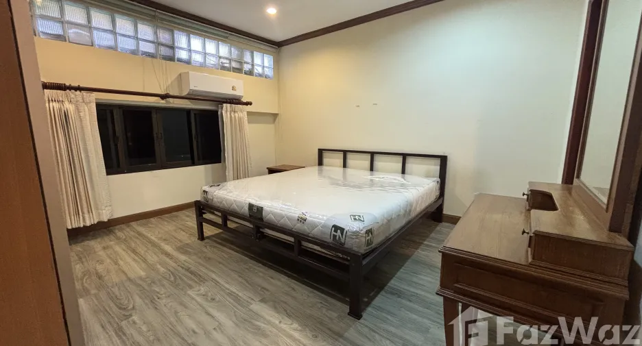 For rent 3 bedrooms apartment in Watthana, Bangkok