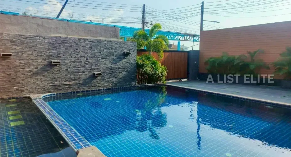 Casa en alquiler de 7 habitaciones en Bang Lamung, Chonburi