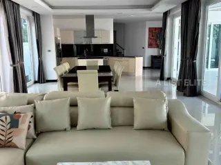 À louer 4 chambres maison à Bang Lamung, Chonburi