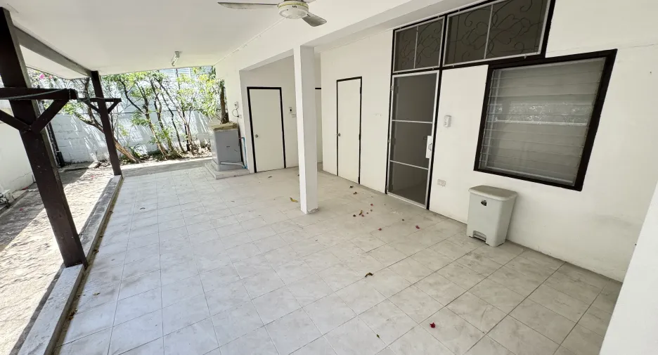 Haus zur Miete mit 5 Zimmer in Huai Khwang, Bangkok
