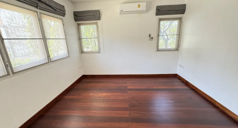Haus zur Miete mit 5 Zimmer in Huai Khwang, Bangkok