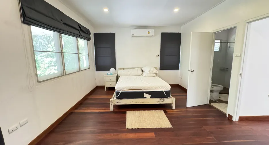 Haus zur Miete mit 5 Zimmer in Huai Khwang, Bangkok
