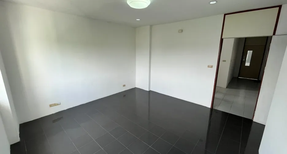 For sale 5 bedrooms townhouse in Prawet, Bangkok