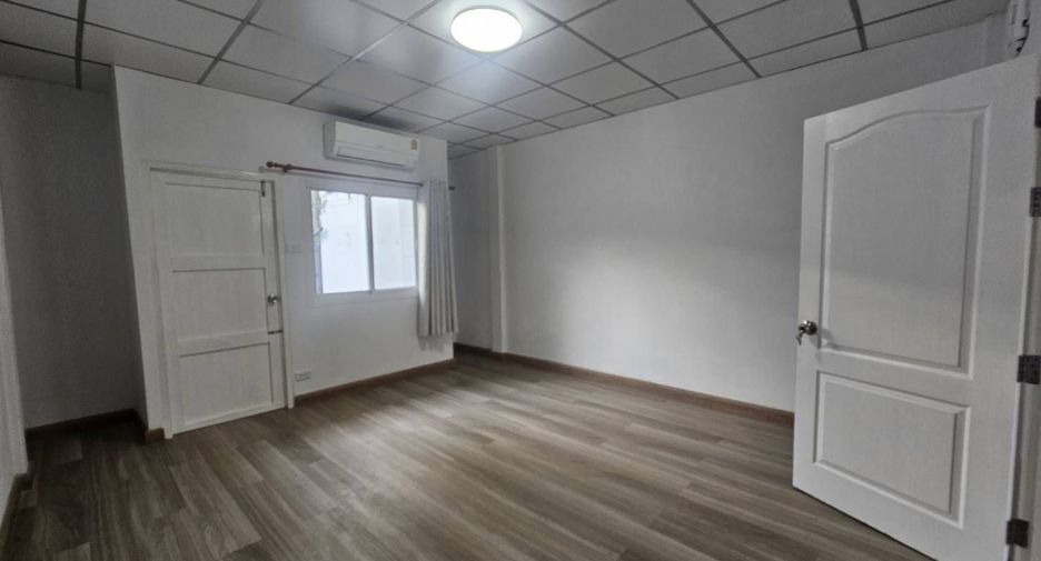 For sale 2 bedrooms townhouse in Bang Kapi, Bangkok