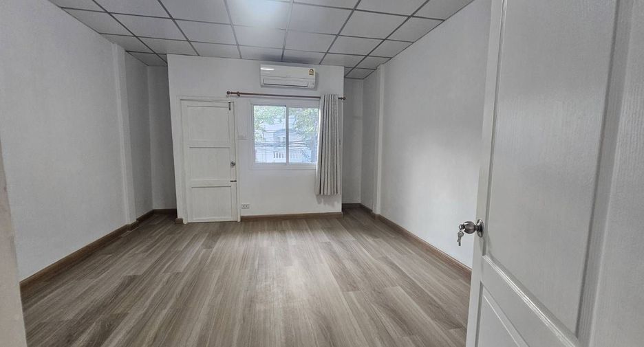 For sale 2 bedrooms townhouse in Bang Kapi, Bangkok