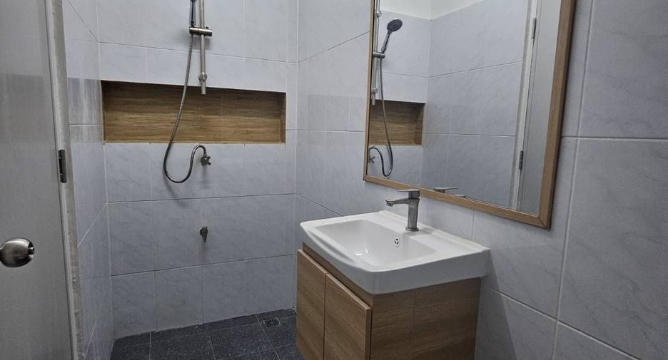 For sale 2 bedrooms townhouse in Bang Kapi, Bangkok