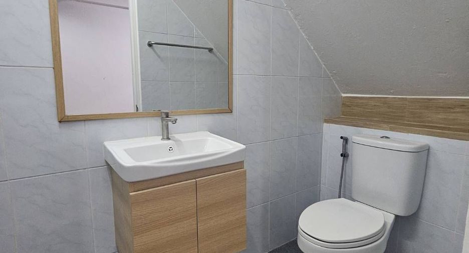 For sale 2 bedrooms townhouse in Bang Kapi, Bangkok