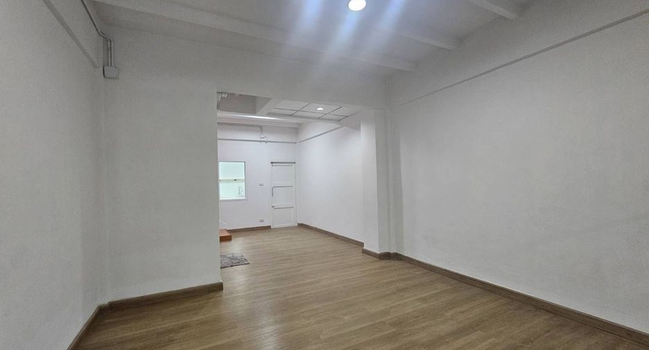 For sale 2 bedrooms townhouse in Bang Kapi, Bangkok