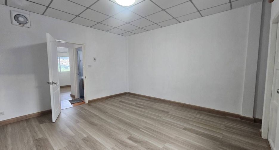 For sale 2 bedrooms townhouse in Bang Kapi, Bangkok