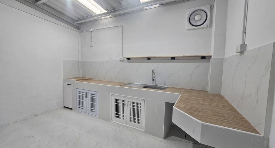 For sale 2 bedrooms townhouse in Bang Kapi, Bangkok