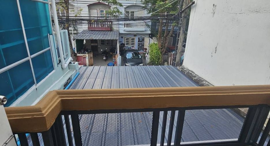 For sale 2 bedrooms townhouse in Bang Kapi, Bangkok