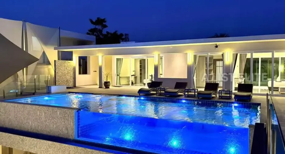 Casa en alquiler de 6 habitaciones en Bang Lamung, Chonburi