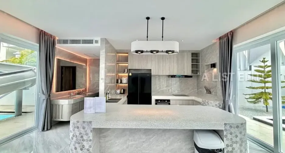 Casa en alquiler de 6 habitaciones en Bang Lamung, Chonburi
