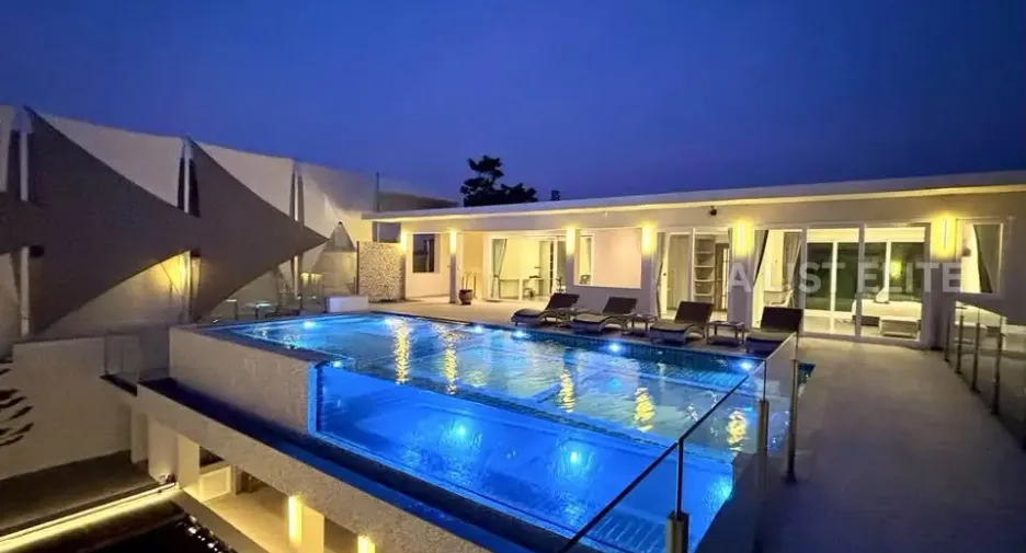 Casa en alquiler de 6 habitaciones en Bang Lamung, Chonburi