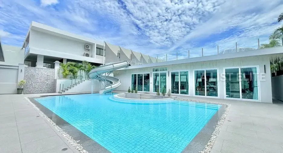 Casa en alquiler de 6 habitaciones en Bang Lamung, Chonburi