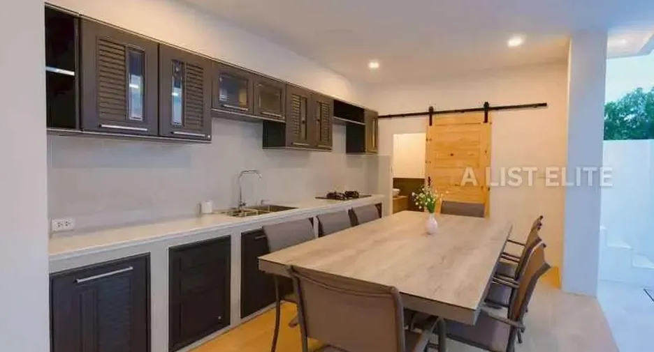Casa en alquiler de 5 habitaciones en Bang Lamung, Chonburi