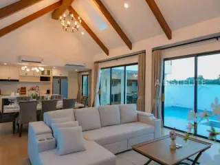 Haus zur Miete mit 5 Zimmer in Bang Lamung, Chonburi
