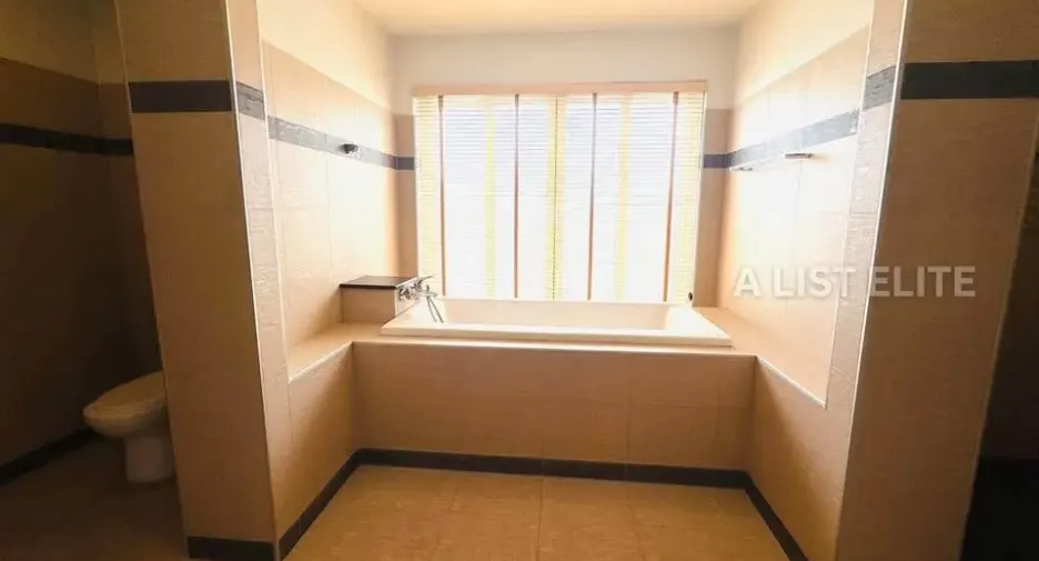 Casa en alquiler de 5 habitaciones en Bang Lamung, Chonburi