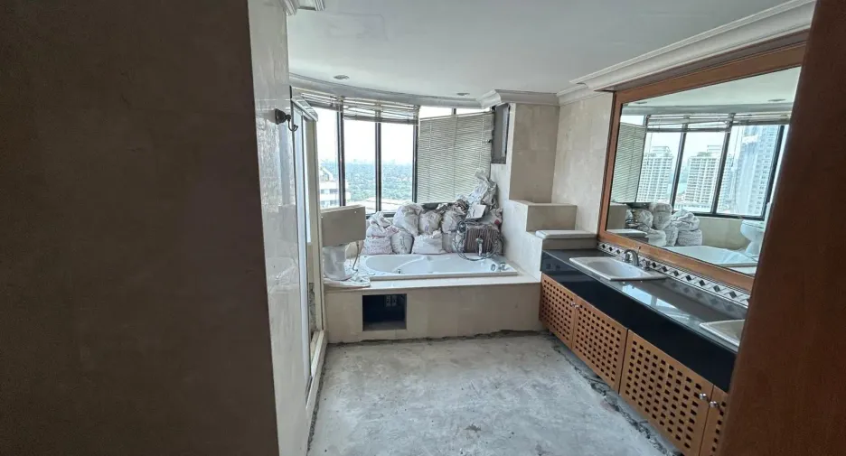 For sale 3 bedrooms condo in Yan Nawa, Bangkok