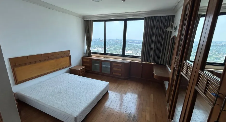 For sale 3 bedrooms condo in Yan Nawa, Bangkok