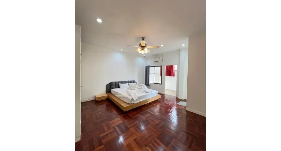 À louer 9 chambres villa à Khlong Toei, Bangkok