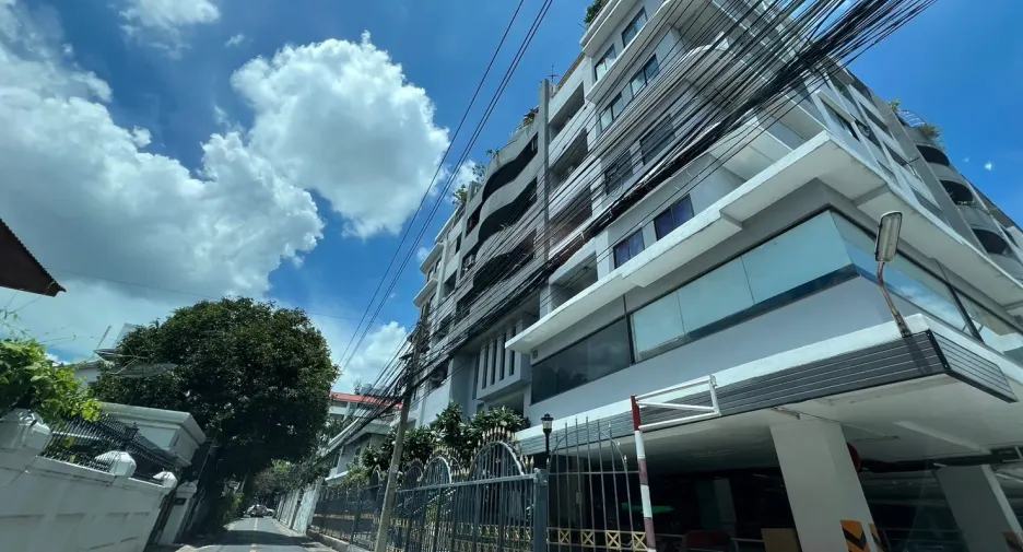 For rent and for sale studio condo in Phaya Thai, Bangkok