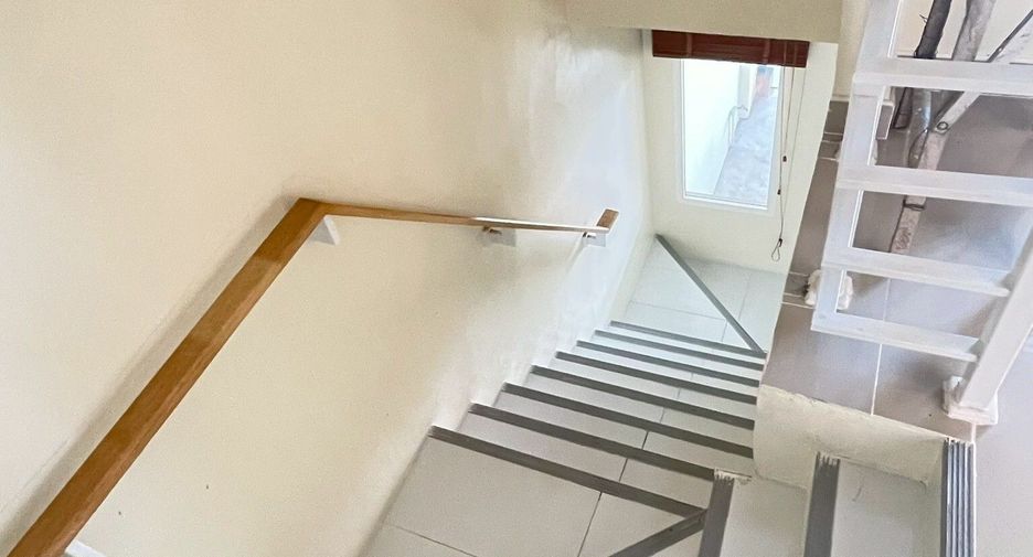 For sale 4 bedrooms townhouse in Mueang Samut Sakhon, Samut Sakhon