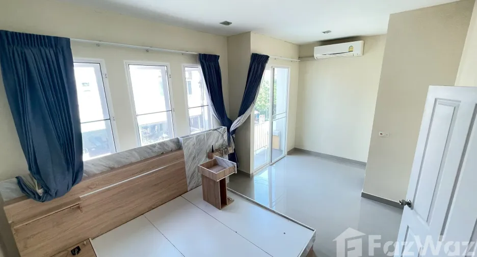For sale 4 bedrooms townhouse in Mueang Samut Sakhon, Samut Sakhon