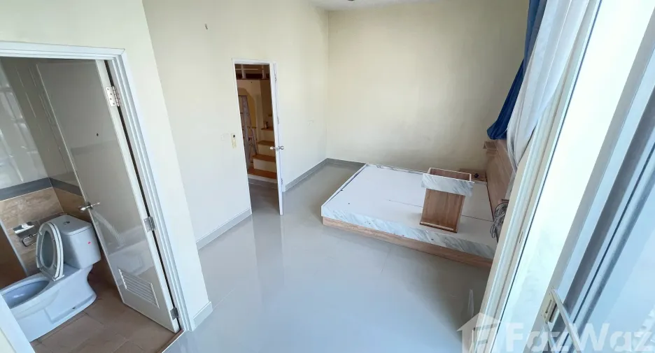For sale 4 bedrooms townhouse in Mueang Samut Sakhon, Samut Sakhon
