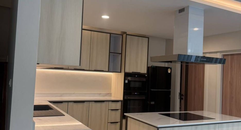 For rent 3 bedrooms townhouse in Watthana, Bangkok