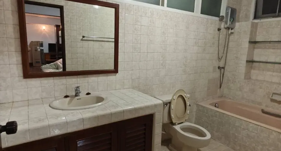 For rent 3 bedrooms apartment in Khlong Toei, Bangkok