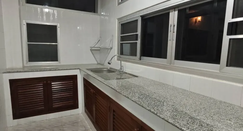 For rent 3 bedrooms apartment in Khlong Toei, Bangkok